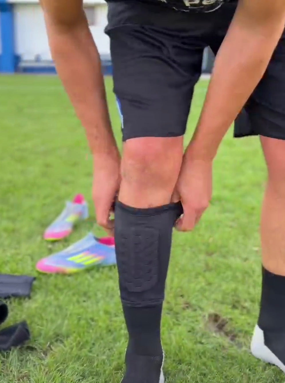 « Mon fils refusait souvent ses anciens protège-tibias parce qu’il les trouvait trop gros. Avec ceux-ci, plus aucune remarque ! Il les met tout seul avant l’entraînement et les oublie complètement une fois sur le terrain. »